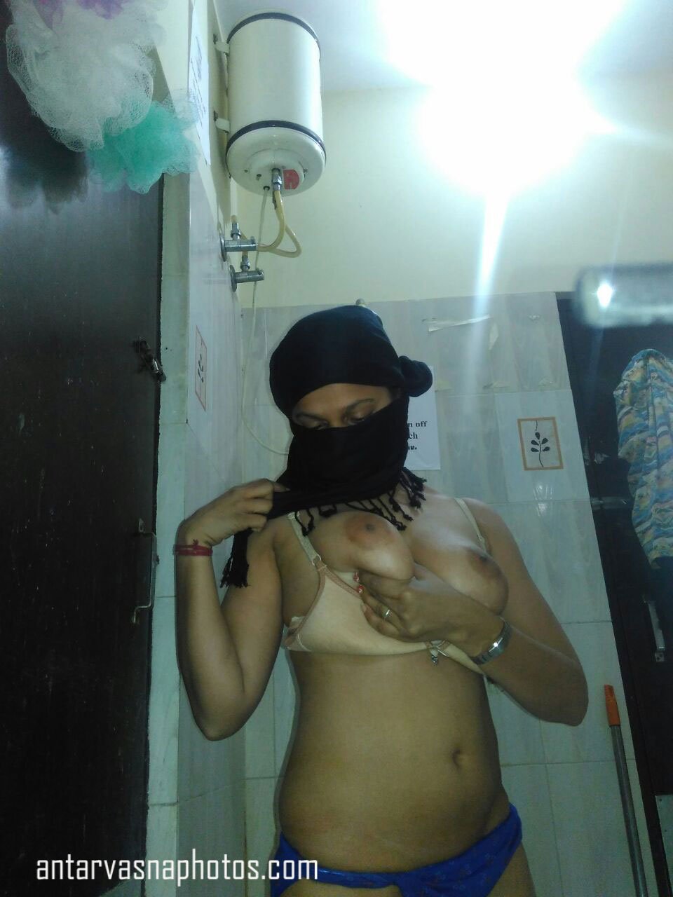 Suhani pressing boobs