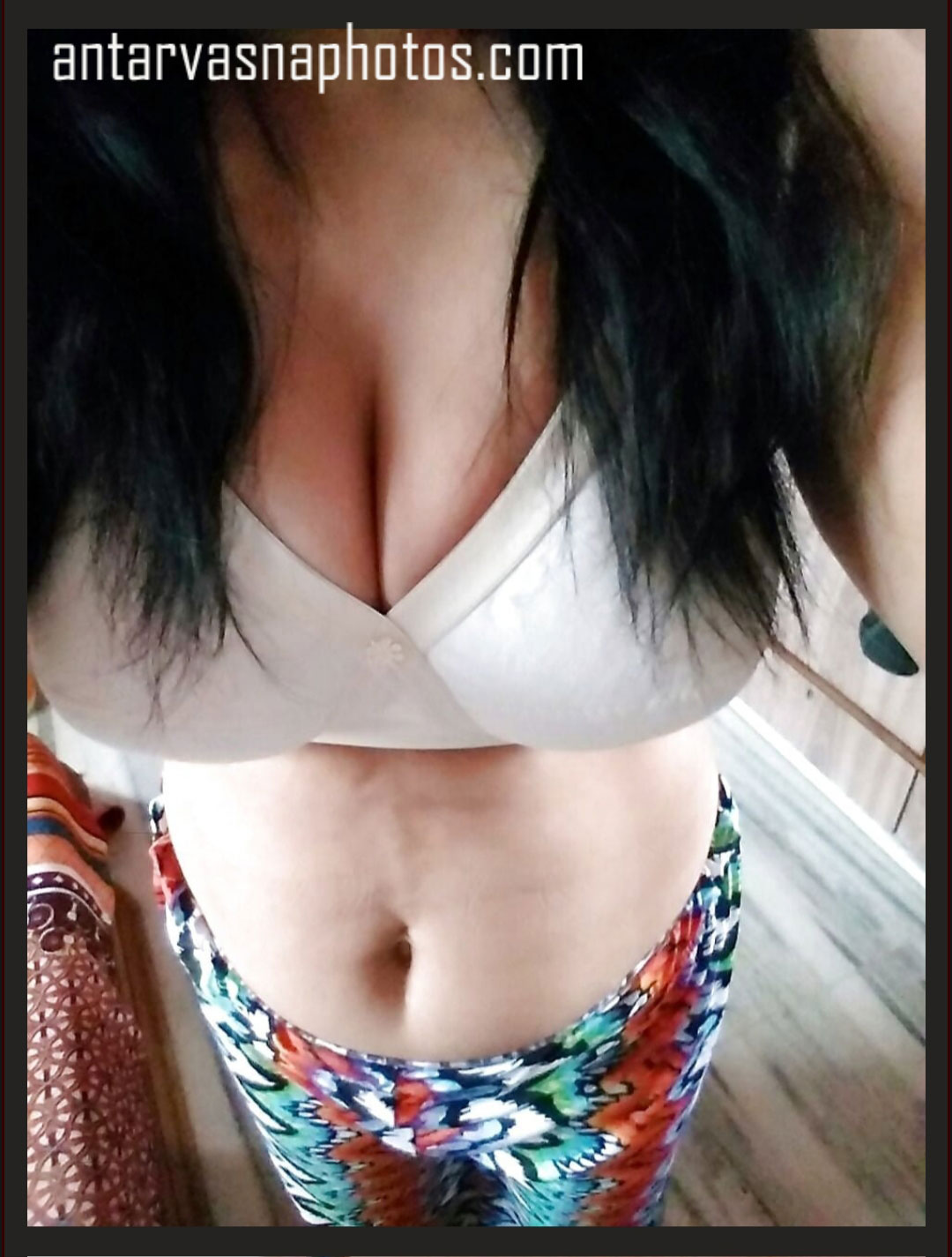 Tight boobs ki selfie