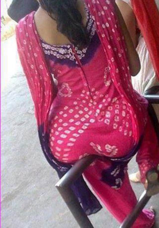 aunty ki gaand bus stop ke pipe me fasi pic