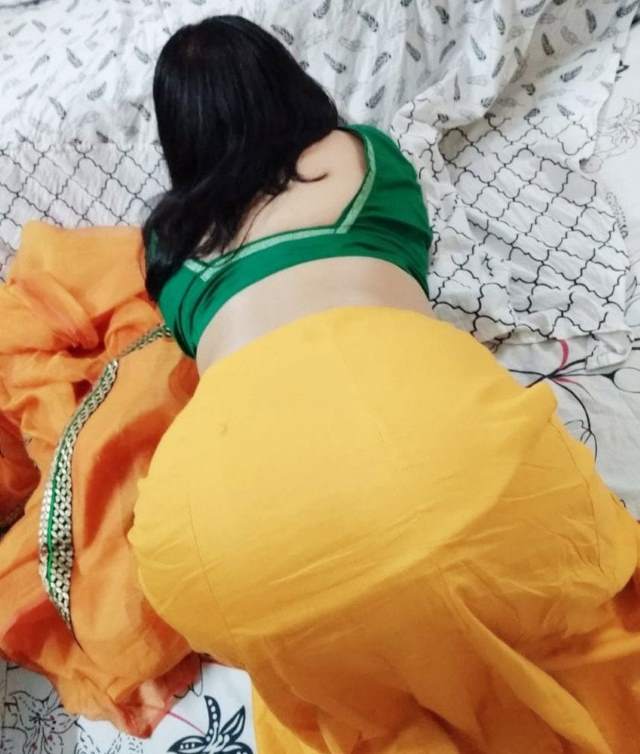 yellow peticoat me bhabhi ki moti gaand pic
