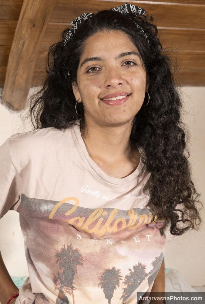 naughty indian girl wants to show her chut