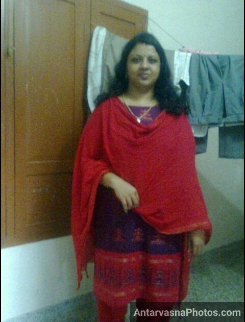 busty mallu aunty posing