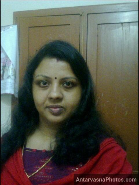 busty mallu aunty posing2