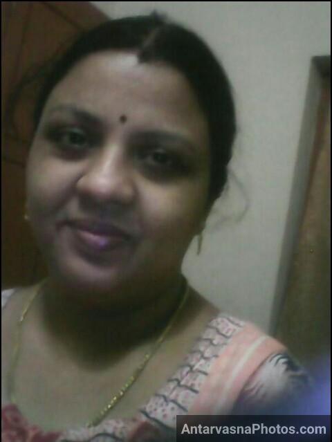 busty mallu aunty posing 4