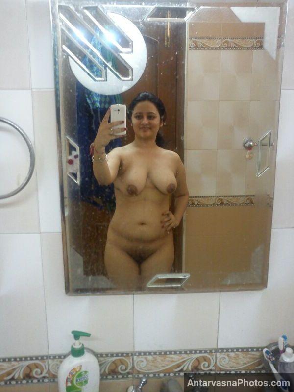 garam married indian aurat bathroom selfies