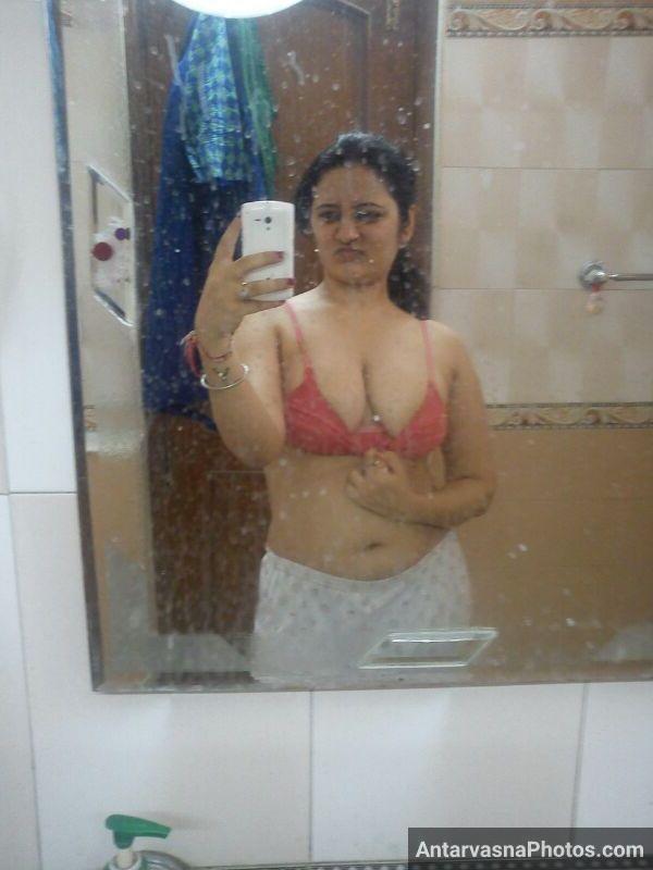 bra wali married indian aurat bathroom selfies