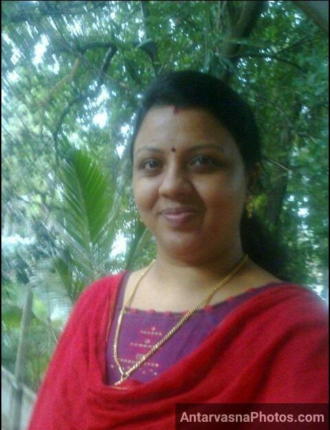 busty mallu aunty posing3