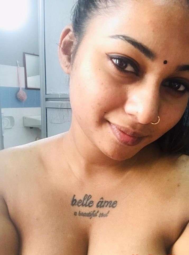Tharki Desi Wife Ghar Pe Akeli Nude Selfies 4 3