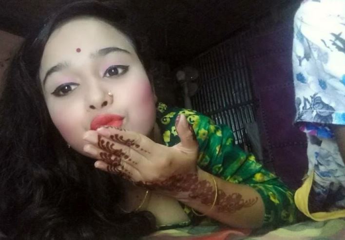bengali ladki flying kiss to her bf