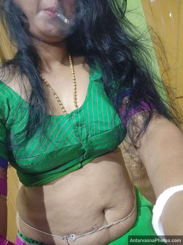 village hot aunty saree strip pics 3