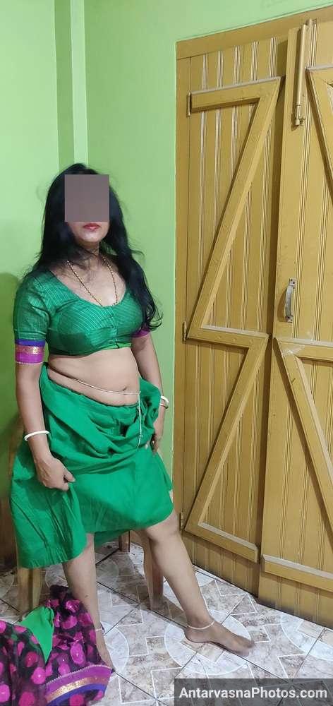 village hot aunty saree strip pics 9