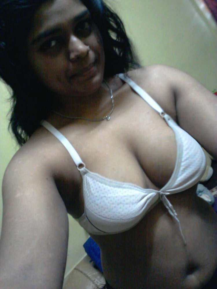 sexy sanwali aunty white bra boobs
