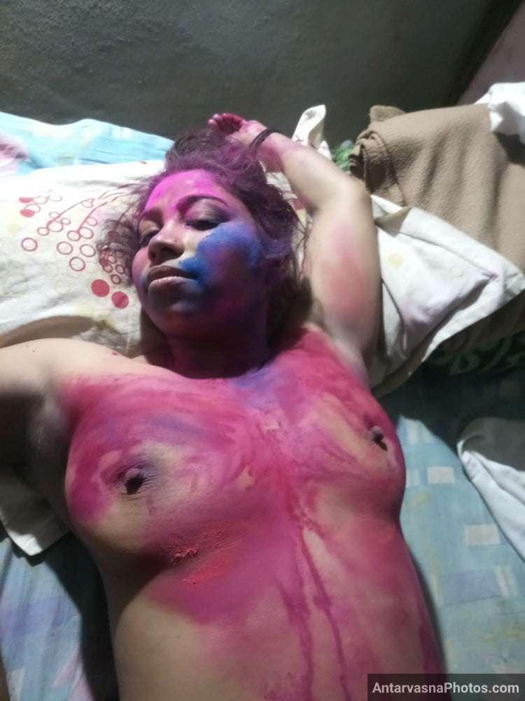 bahan ke boobs par rang daale