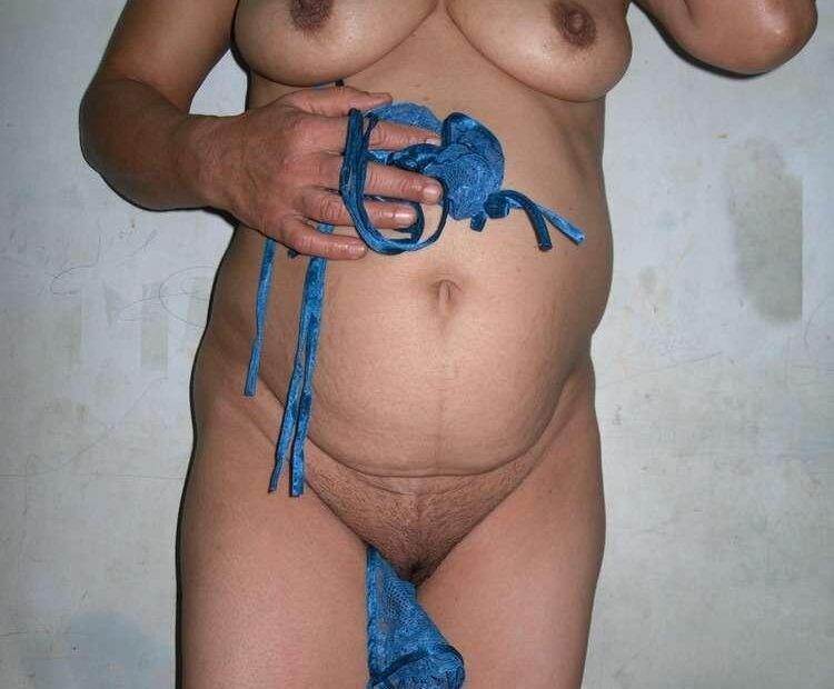 Blue bra panties nikal ke chut dikhai aunty ne