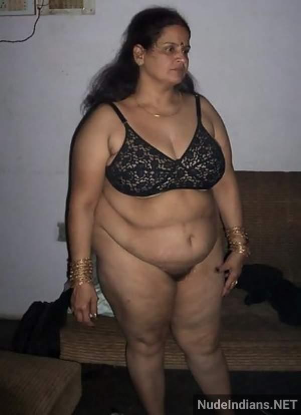 nude indian aunty showing boobs pics 15