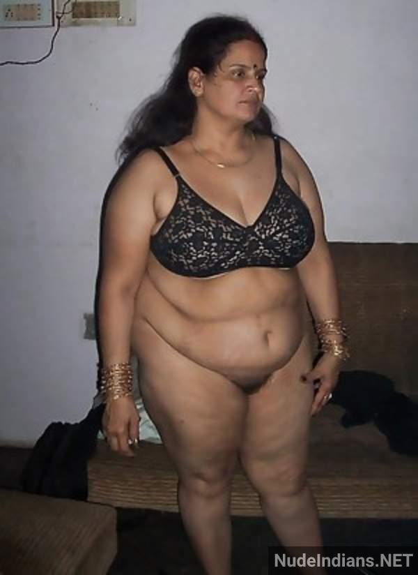 nude indian aunty showing boobs pics 24