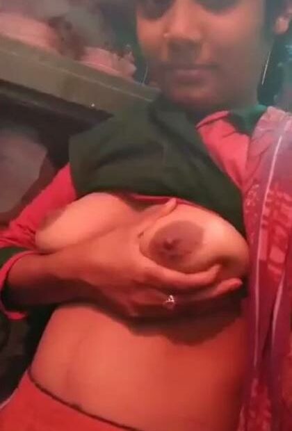 desi village bhabhi hot boobs selfies 4