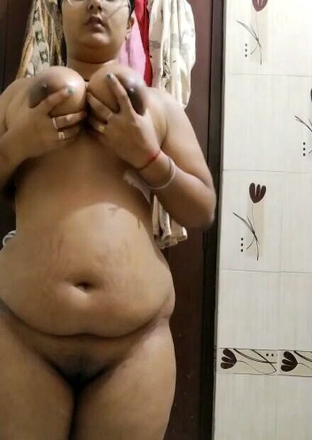 busty punjabi bhabhi nude selfies 4