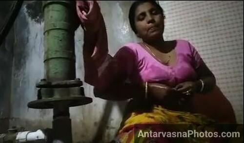 widhwa aunty big boobs blouse selfies 9