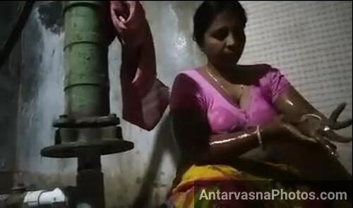 widhwa aunty big boobs blouse selfies 10