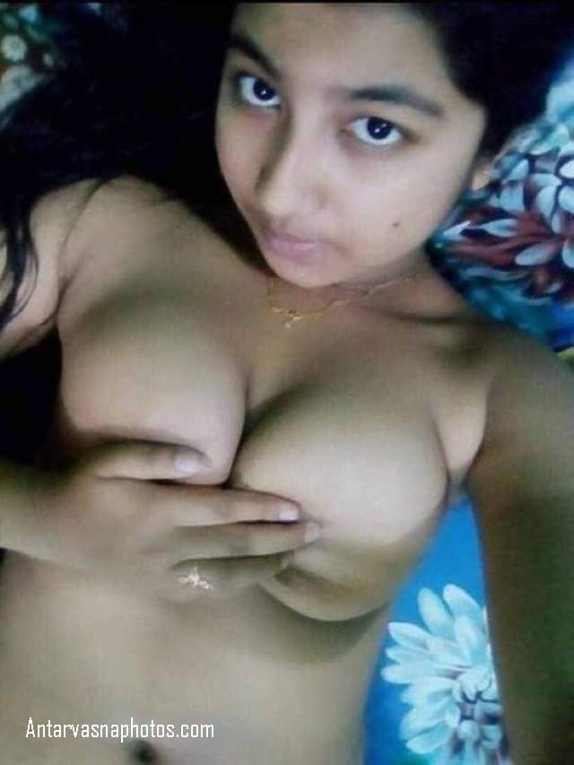 hot teenage girl apne boobs dabati