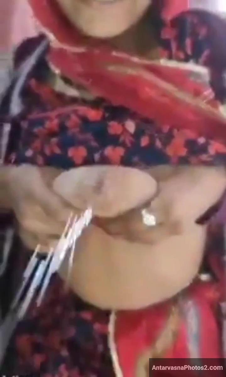 dehati aunty ke boobs ka doodh 5