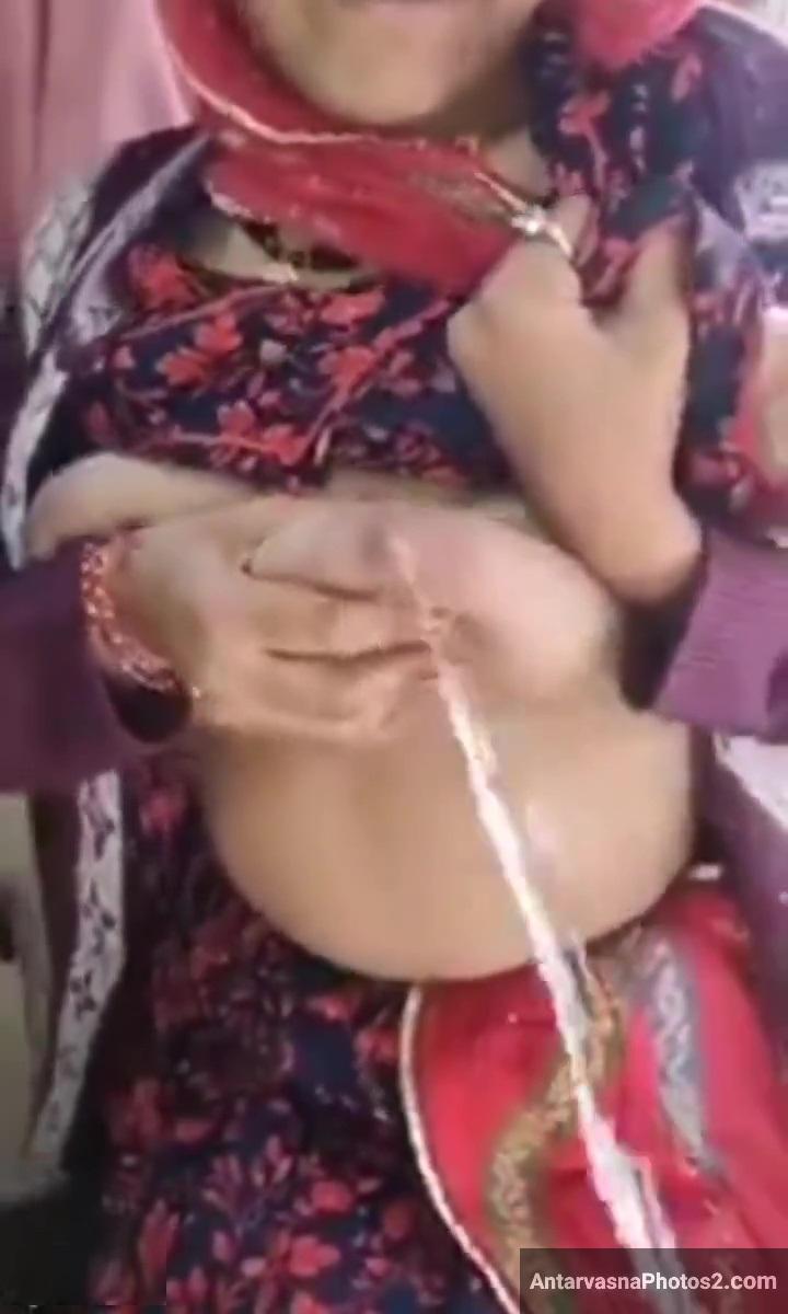 dehati aunty ke boobs ka doodh 11