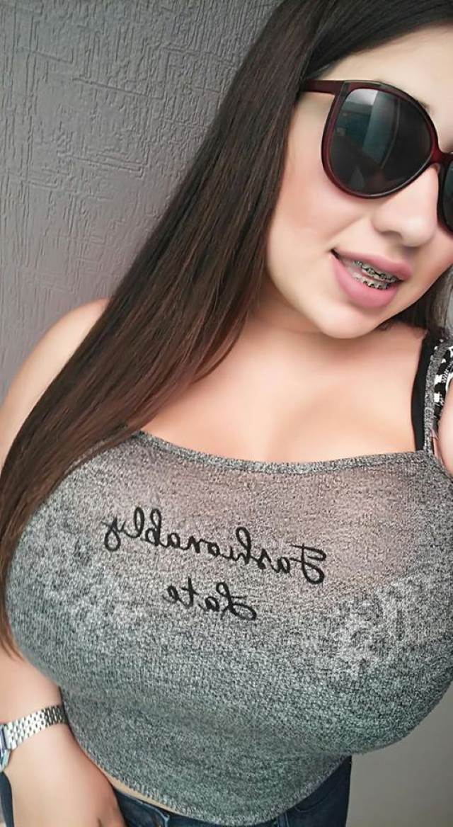 tight top me hot girl ki boobs aur badi lagti hain