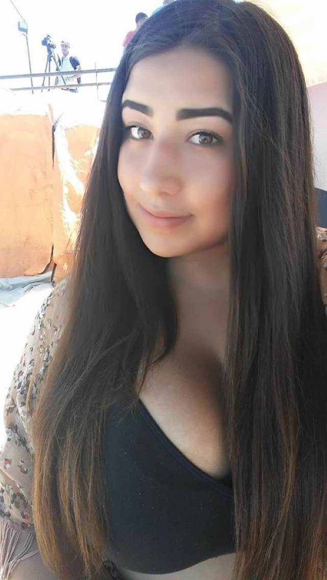 sexy babe ko hot bra se bahar jhankti boobs
